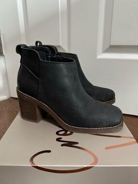 Crown Vintage Boots